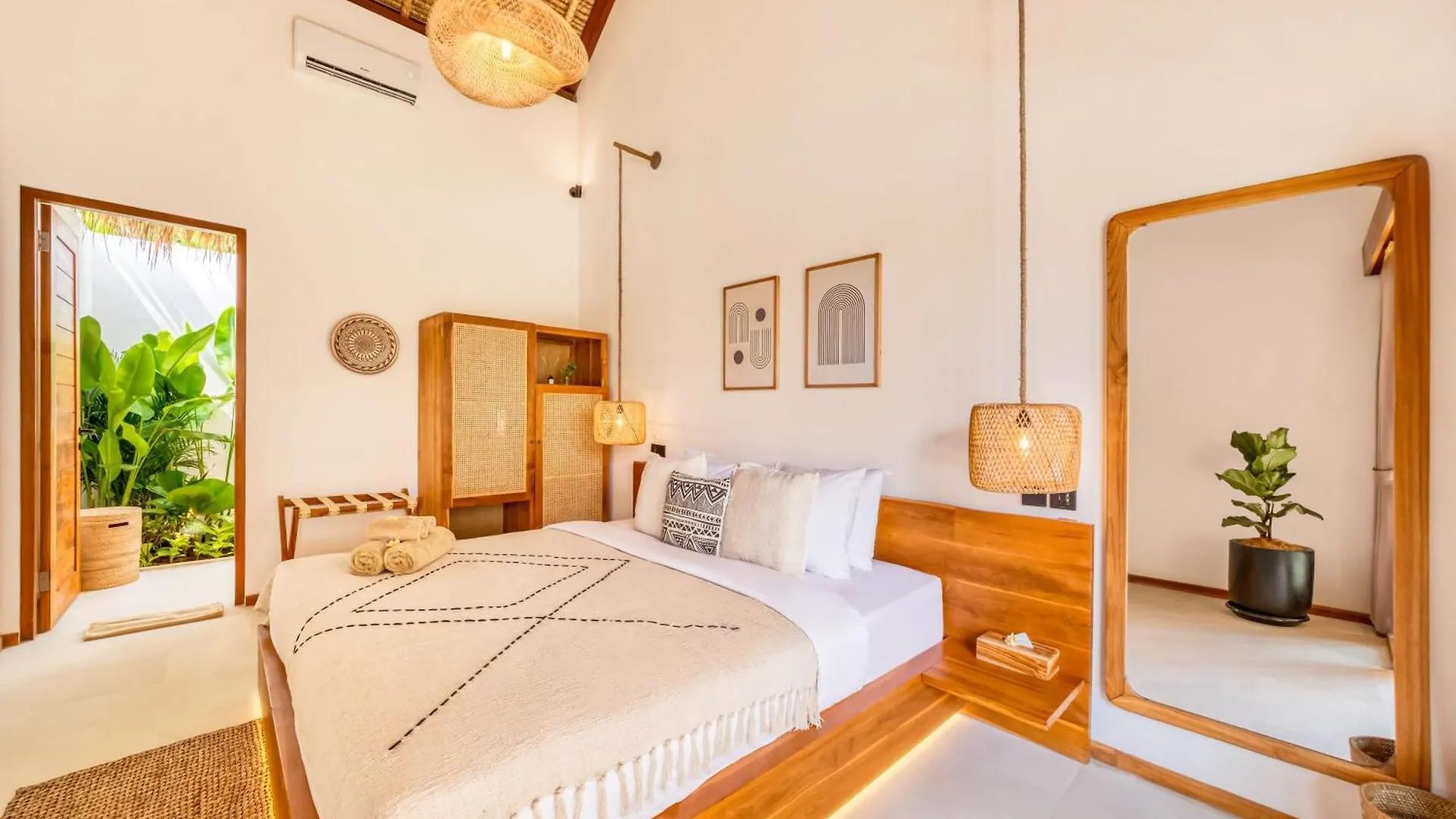 Villa Vienna - New 8Bdr Jacuzzi Sauna And Cinema Seminyak