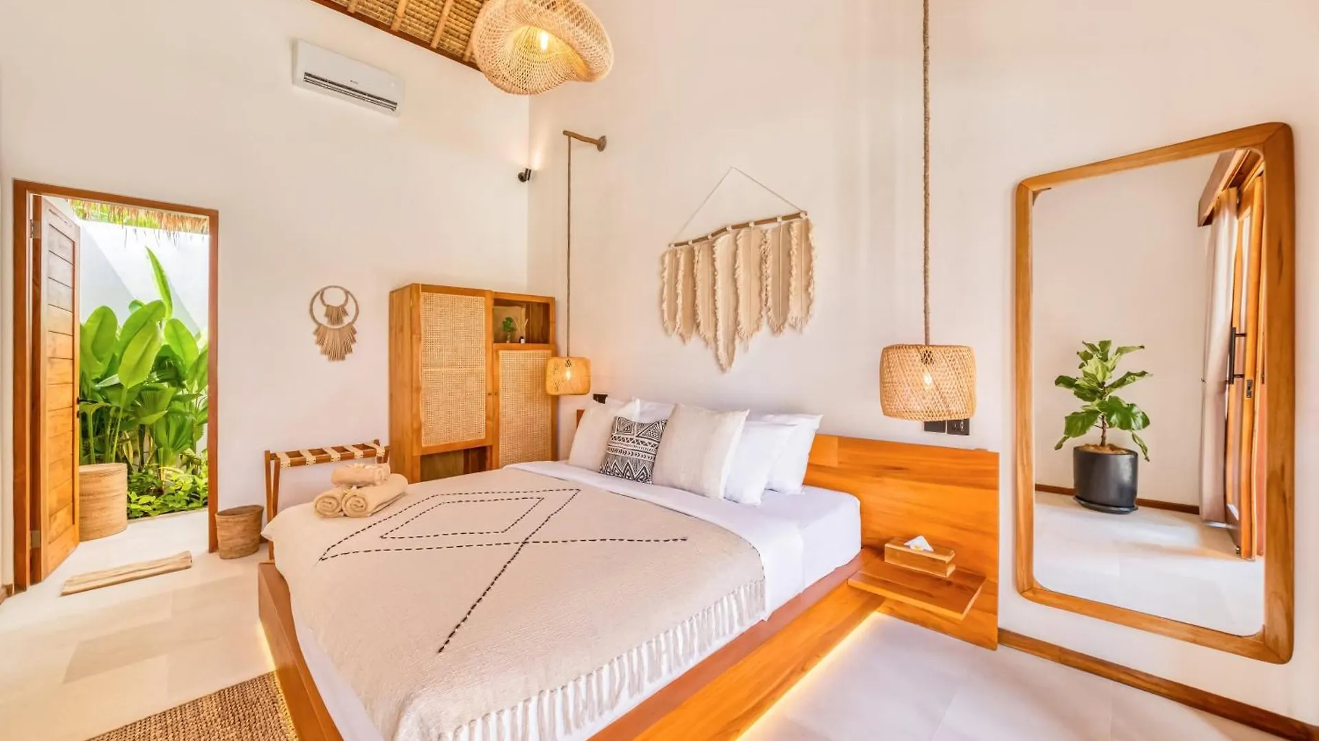 Villa Vienna - New 8Bdr Jacuzzi Sauna And Cinema Seminyak