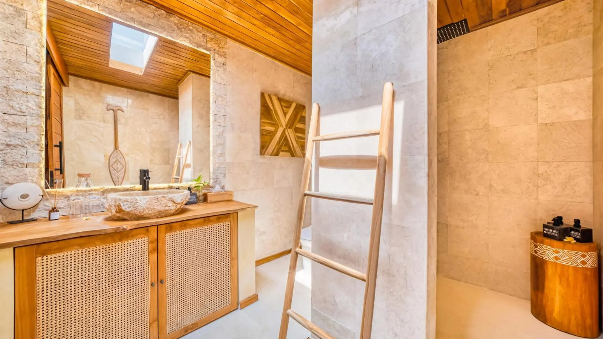 Villa Vienna - New 8Bdr Jacuzzi Sauna And Cinema Seminyak
