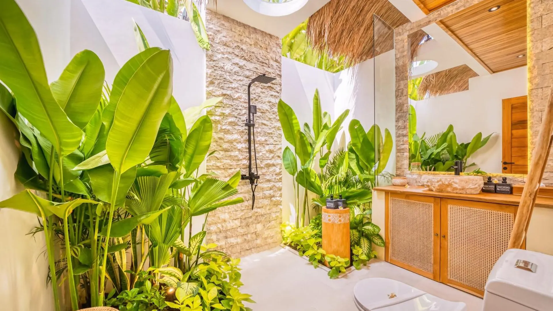 Villa Vienna - New 8Bdr Jacuzzi Sauna And Cinema Seminyak