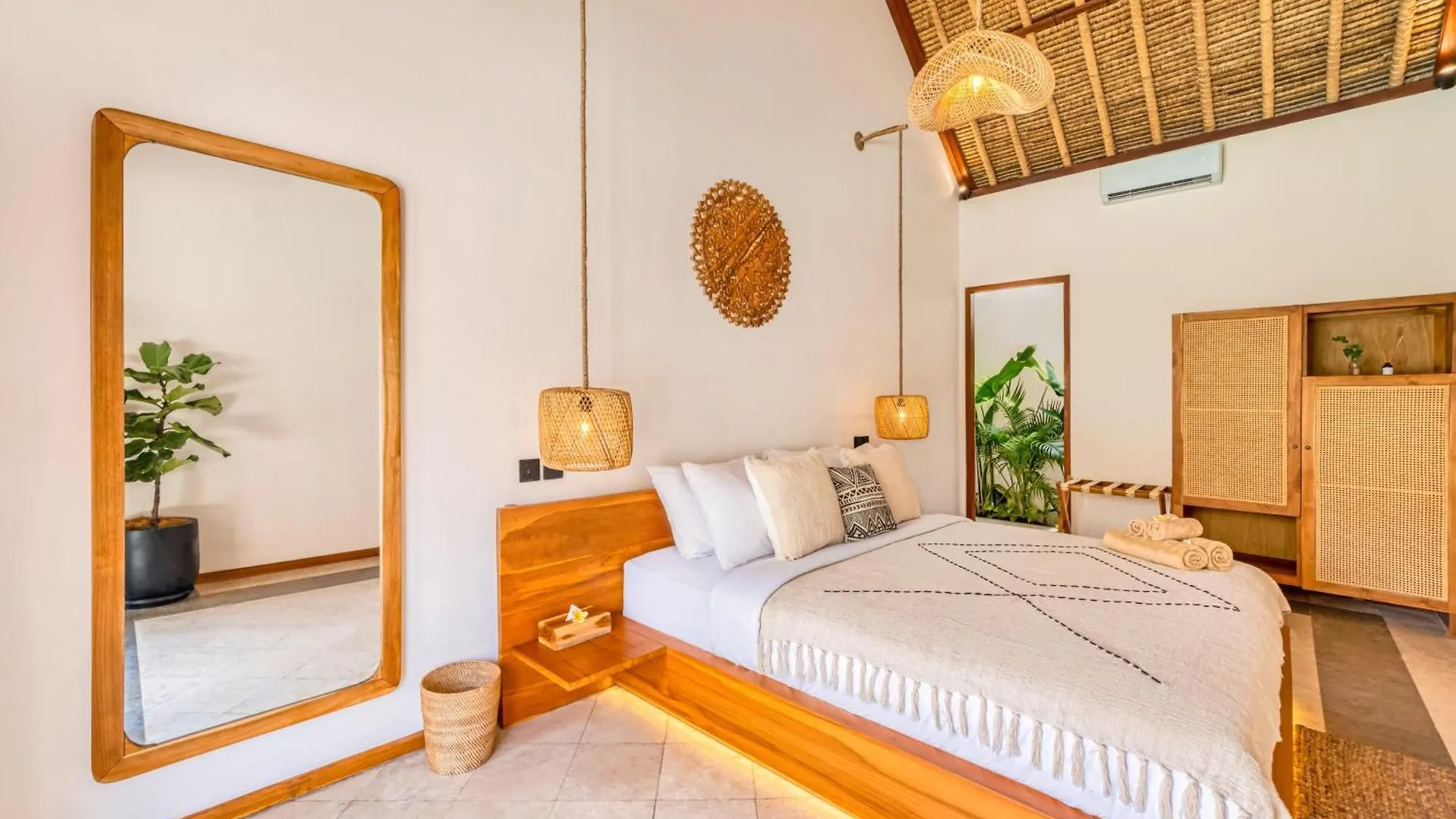 Villa Vienna - New 8Bdr Jacuzzi Sauna And Cinema Seminyak