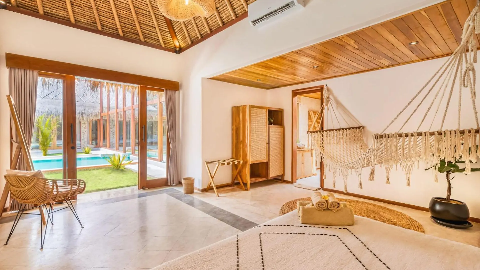 Villa Vienna - New 8Bdr Jacuzzi Sauna And Cinema Seminyak