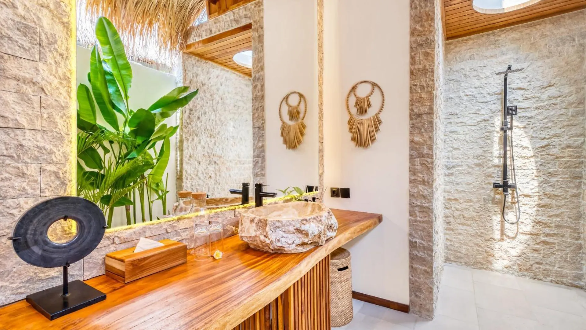 Villa Vienna - New 8Bdr Jacuzzi Sauna And Cinema Seminyak