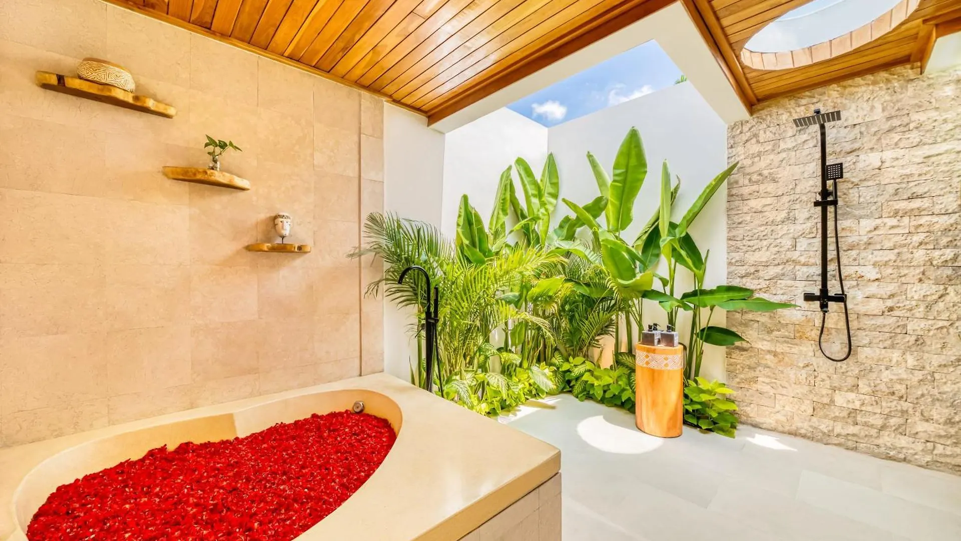 Villa Vienna - New 8Bdr Jacuzzi Sauna And Cinema Seminyak