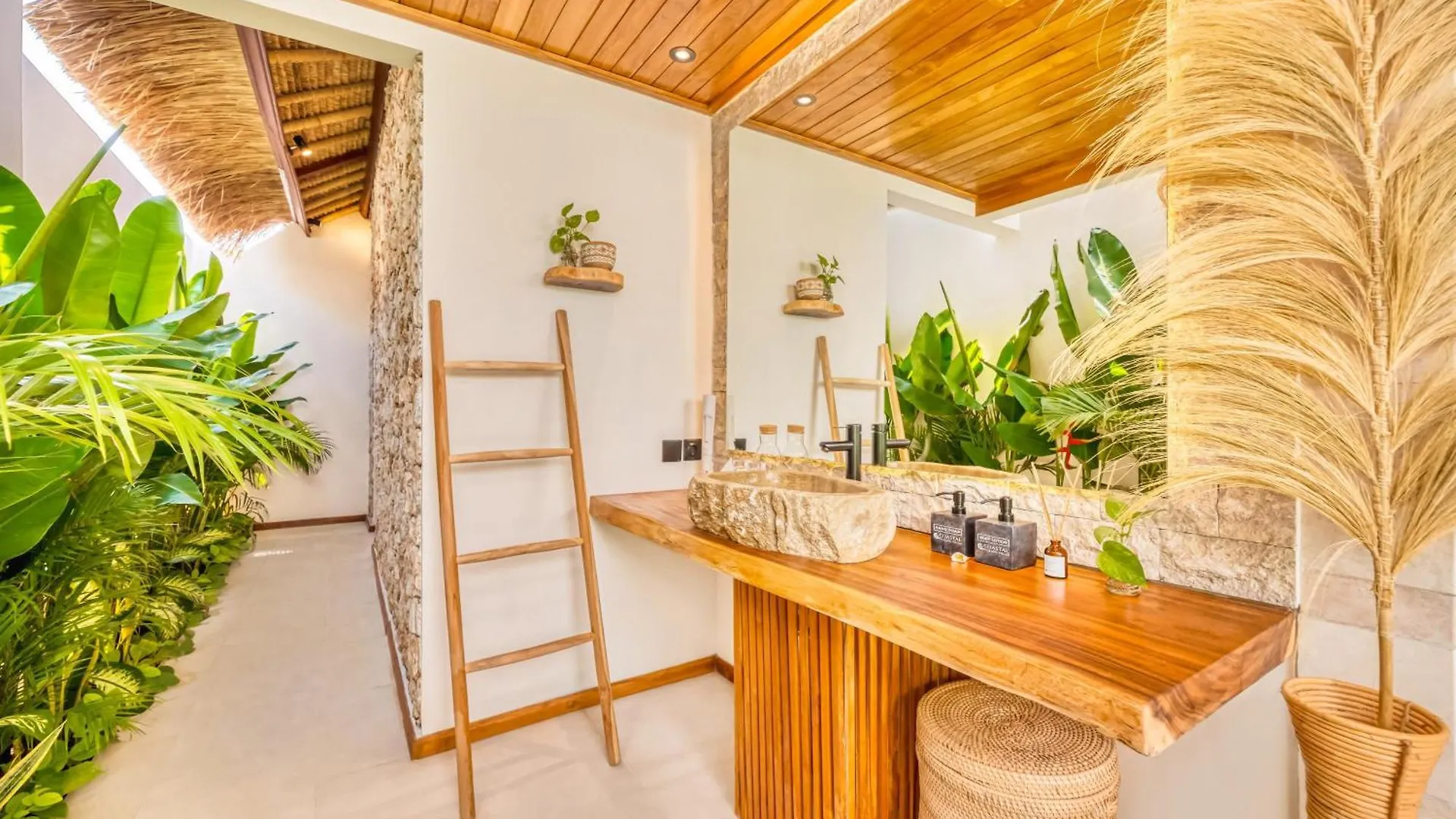 Villa Vienna - New 8Bdr Jacuzzi Sauna And Cinema Seminyak