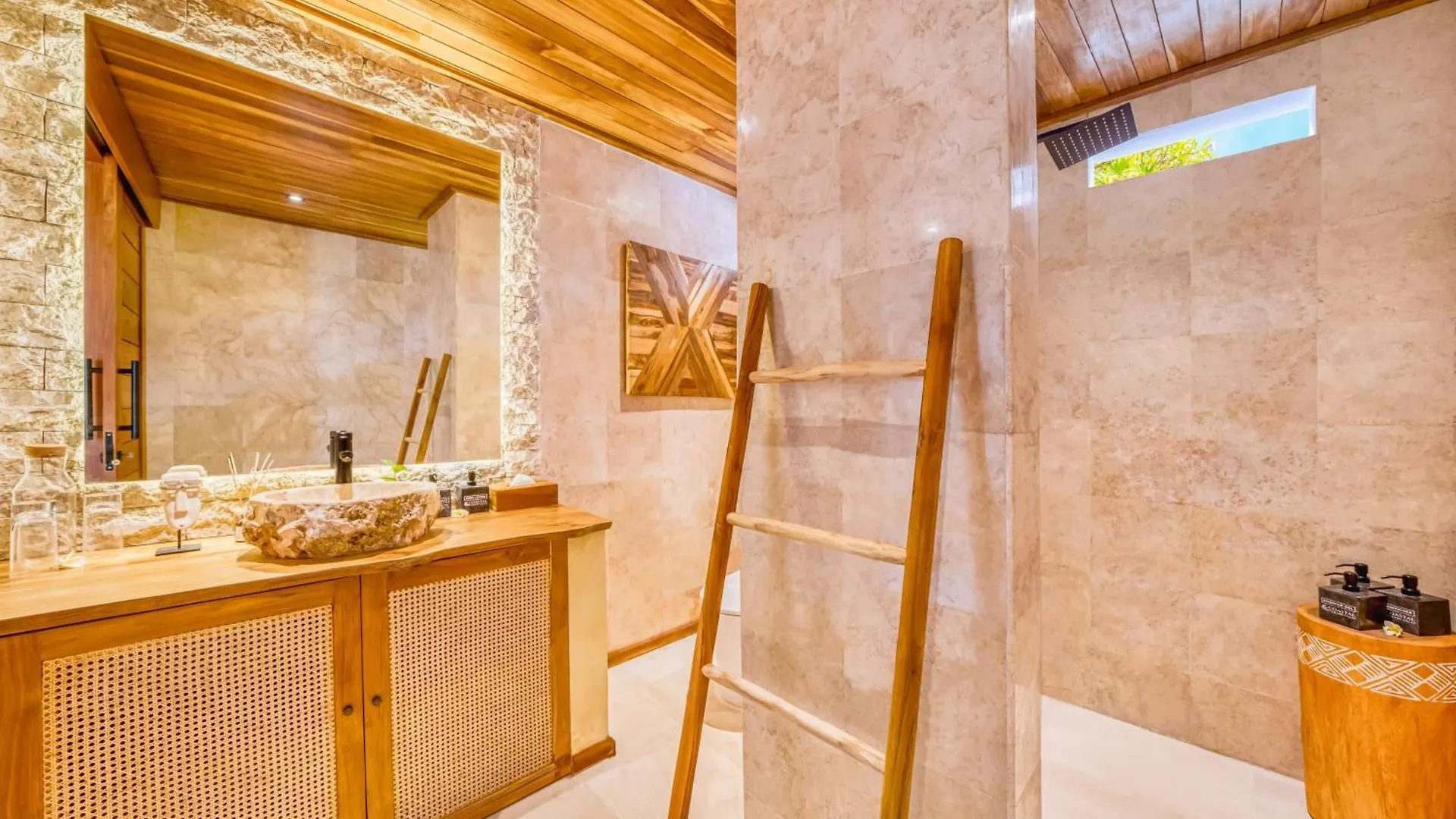 Villa Vienna - New 8Bdr Jacuzzi Sauna And Cinema Seminyak