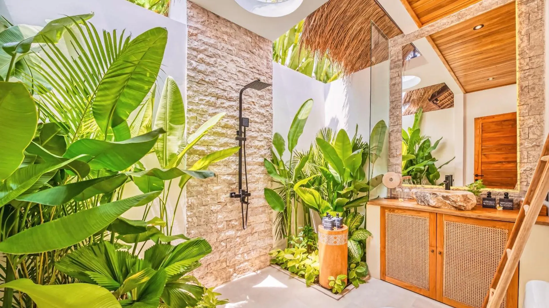 Villa Vienna - New 8Bdr Jacuzzi Sauna And Cinema Seminyak