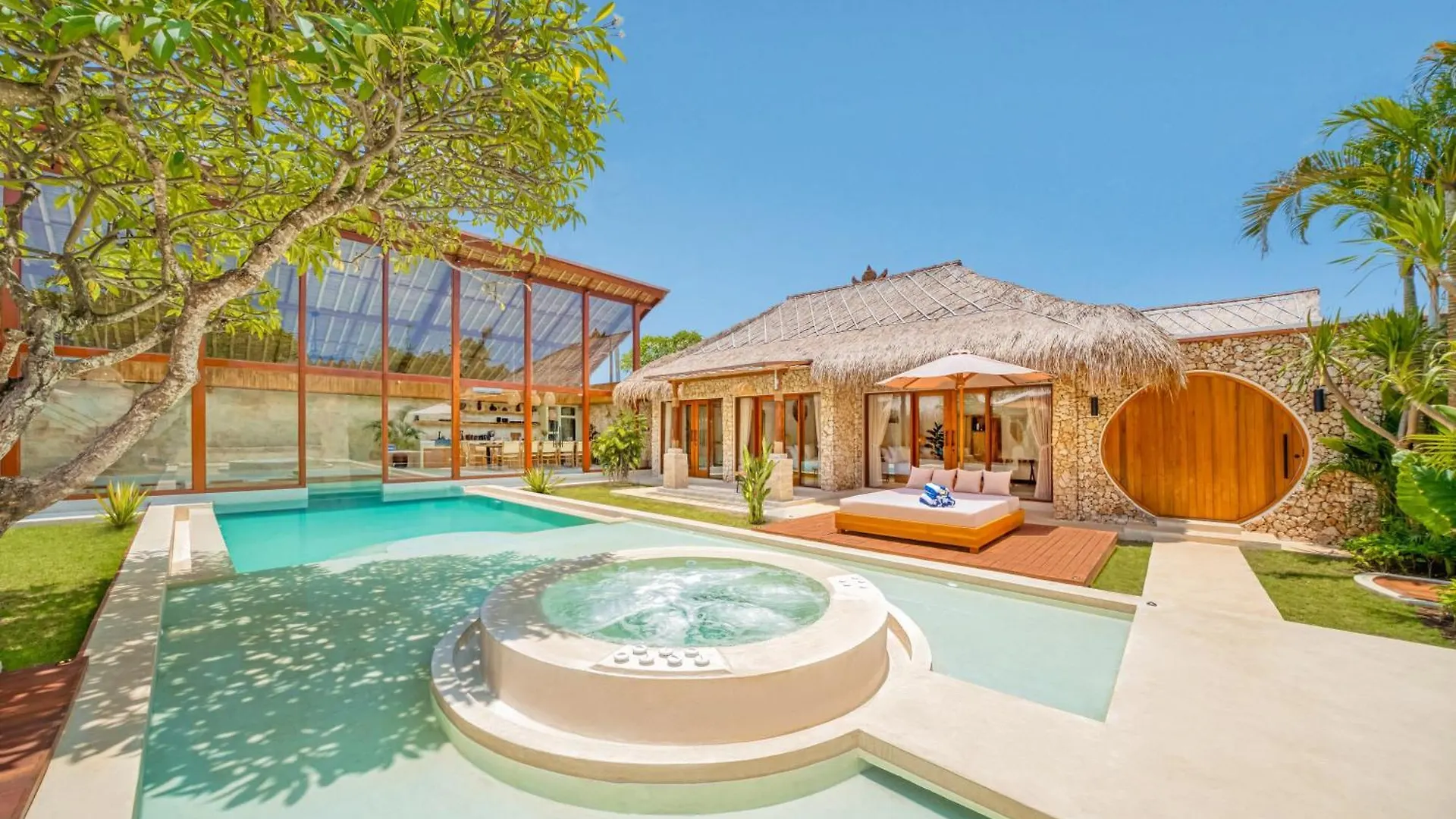 Villa Vienna - New 8Bdr Jacuzzi Sauna And Cinema スミニャック インドネシア